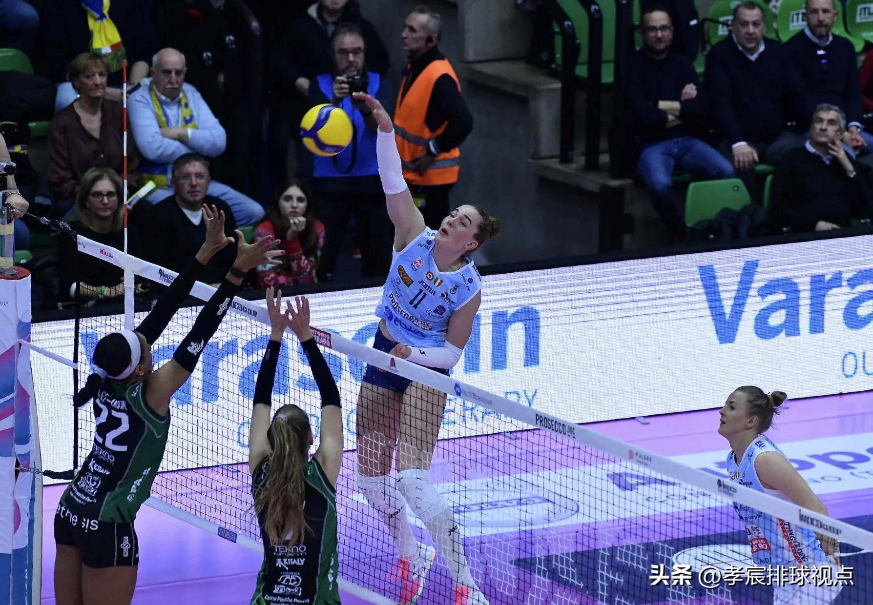 意大利女足团队力压对手，晋级半决赛